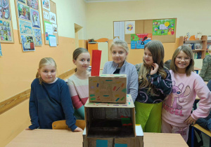 Uczniowie klas 4. na lekcjach języka polskiego tworzyli makiety Akademii Pana Kleksa w oparciu o tekst lektury.