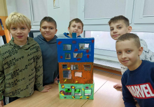 Uczniowie klas 4. na lekcjach języka polskiego tworzyli makiety Akademii Pana Kleksa w oparciu o tekst lektury.
