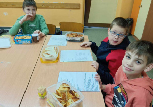 Uczniowie klasy 4c podczas lekcji języka polskiego uczyli się tworzyć przepisy kulinarne, a następnie... próbowali specjałów przygotowanych według własnych receptur.