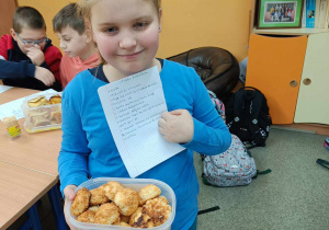 Uczniowie klasy 4c podczas lekcji języka polskiego uczyli się tworzyć przepisy kulinarne, a następnie... próbowali specjałów przygotowanych według własnych receptur.