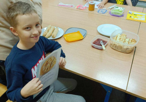 Uczniowie klasy 4c podczas lekcji języka polskiego uczyli się tworzyć przepisy kulinarne, a następnie... próbowali specjałów przygotowanych według własnych receptur.