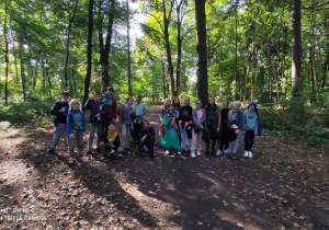 Uczniowie podczas sprzątania parku Julianowskiego