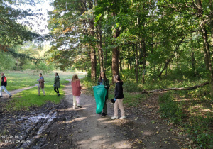 Uczniowie podczas sprzątania parku Julianowskiego