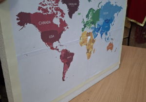 W ramach integracji środowiska uczniowskiego w naszej szkole odbyły się międzyklasowe wróżby andrzejkowe.