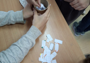 W ramach integracji środowiska uczniowskiego w naszej szkole odbyły się międzyklasowe wróżby andrzejkowe.