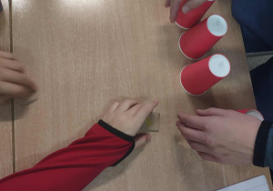 W ramach integracji środowiska uczniowskiego w naszej szkole odbyły się międzyklasowe wróżby andrzejkowe.