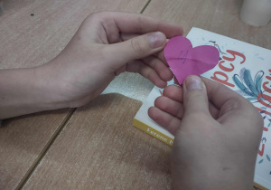 W ramach integracji środowiska uczniowskiego w naszej szkole odbyły się międzyklasowe wróżby andrzejkowe.