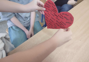 W ramach integracji środowiska uczniowskiego w naszej szkole odbyły się międzyklasowe wróżby andrzejkowe.