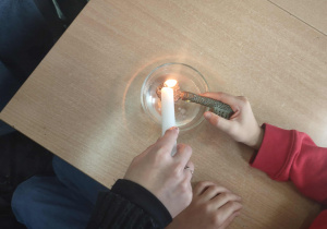 W ramach integracji środowiska uczniowskiego w naszej szkole odbyły się międzyklasowe wróżby andrzejkowe.