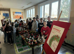 Kiermasz wieńców adwentowych – pomaganie, które łączy.