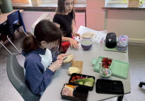 Klasa 4c zrealizowała projekt „Zdrowe śniadanie”, w ramach którego uczniowie na lekcjach przyrody przygotowywali pełnowartościowe posiłki. Celem projektu było nie tylko poznanie zasad zdrowego odżywiania, ale również praktyczne zastosowanie zdobytej wiedzy w przygotowywaniu smacznych i pożywnych dań. Dzieci uczyły się komponować posiłki bogate w witaminy, białko i błonnik, a także rozwijały swoje umiejętności kulinarne i współpracy w grupie.