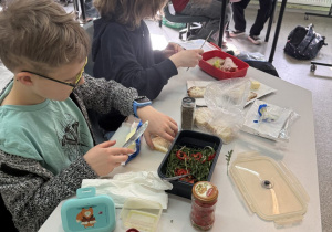 Klasa 4c zrealizowała projekt „Zdrowe śniadanie”, w ramach którego uczniowie na lekcjach przyrody przygotowywali pełnowartościowe posiłki. Celem projektu było nie tylko poznanie zasad zdrowego odżywiania, ale również praktyczne zastosowanie zdobytej wiedzy w przygotowywaniu smacznych i pożywnych dań. Dzieci uczyły się komponować posiłki bogate w witaminy, białko i błonnik, a także rozwijały swoje umiejętności kulinarne i współpracy w grupie.