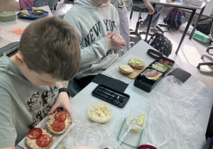 Klasa 4c zrealizowała projekt „Zdrowe śniadanie”, w ramach którego uczniowie na lekcjach przyrody przygotowywali pełnowartościowe posiłki. Celem projektu było nie tylko poznanie zasad zdrowego odżywiania, ale również praktyczne zastosowanie zdobytej wiedzy w przygotowywaniu smacznych i pożywnych dań. Dzieci uczyły się komponować posiłki bogate w witaminy, białko i błonnik, a także rozwijały swoje umiejętności kulinarne i współpracy w grupie.