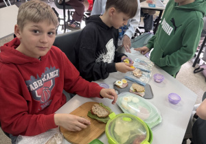 Klasa 4c zrealizowała projekt „Zdrowe śniadanie”, w ramach którego uczniowie na lekcjach przyrody przygotowywali pełnowartościowe posiłki. Celem projektu było nie tylko poznanie zasad zdrowego odżywiania, ale również praktyczne zastosowanie zdobytej wiedzy w przygotowywaniu smacznych i pożywnych dań. Dzieci uczyły się komponować posiłki bogate w witaminy, białko i błonnik, a także rozwijały swoje umiejętności kulinarne i współpracy w grupie.