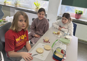 Klasa 4c zrealizowała projekt „Zdrowe śniadanie”, w ramach którego uczniowie na lekcjach przyrody przygotowywali pełnowartościowe posiłki. Celem projektu było nie tylko poznanie zasad zdrowego odżywiania, ale również praktyczne zastosowanie zdobytej wiedzy w przygotowywaniu smacznych i pożywnych dań. Dzieci uczyły się komponować posiłki bogate w witaminy, białko i błonnik, a także rozwijały swoje umiejętności kulinarne i współpracy w grupie.