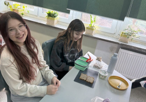 Klasa 4c zrealizowała projekt „Zdrowe śniadanie”, w ramach którego uczniowie na lekcjach przyrody przygotowywali pełnowartościowe posiłki. Celem projektu było nie tylko poznanie zasad zdrowego odżywiania, ale również praktyczne zastosowanie zdobytej wiedzy w przygotowywaniu smacznych i pożywnych dań. Dzieci uczyły się komponować posiłki bogate w witaminy, białko i błonnik, a także rozwijały swoje umiejętności kulinarne i współpracy w grupie.