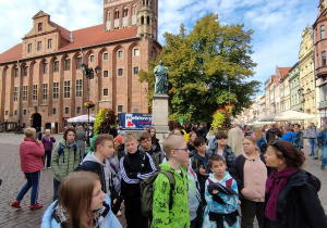 Uczniowie pod pomikiem Mikołaja Kopernika